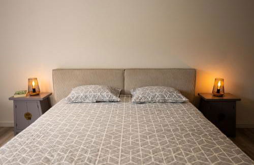 Countryside house with a pool and fireplace - Photo 43