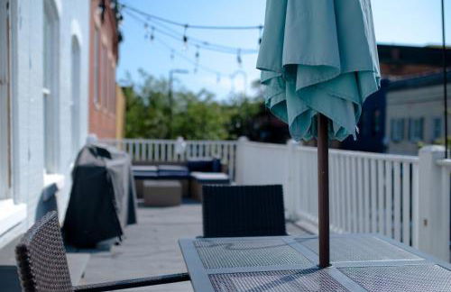 Main Street Balcony Apartment For up to 8 guests! - Foto 26