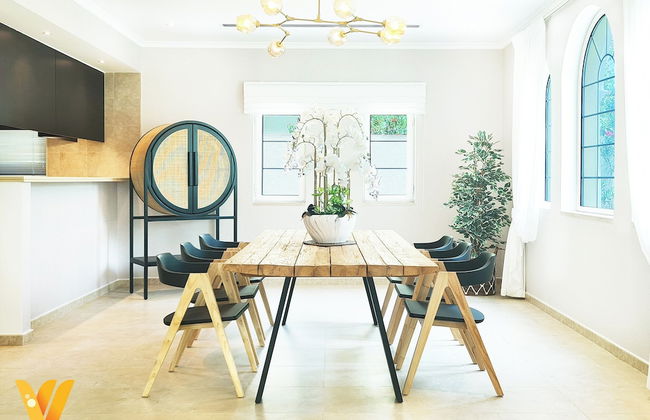 Venduras- Luxe 3BR Villa Jumeirah Park - Photo 6