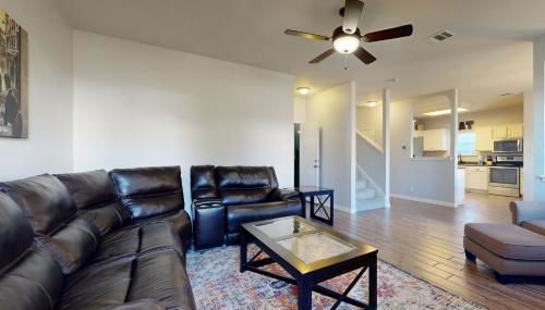 Charming family friendly home, enclosed backyard & 20 miles from San Antonio - Foto 4