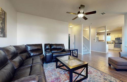 Charming family friendly home, enclosed backyard & 20 miles from San Antonio - Foto 4