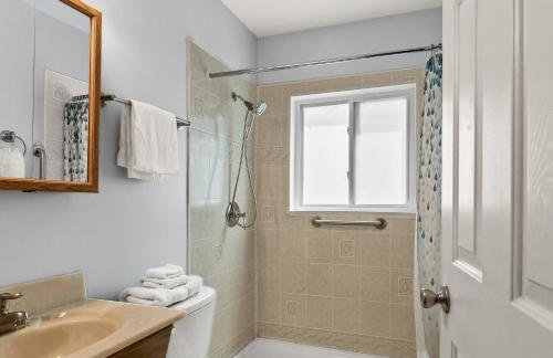 Peaceful Pastel - Cheerful Cottage Close to Pere Marquette and Muskegon Lake - Pet Friendly - Foto 17