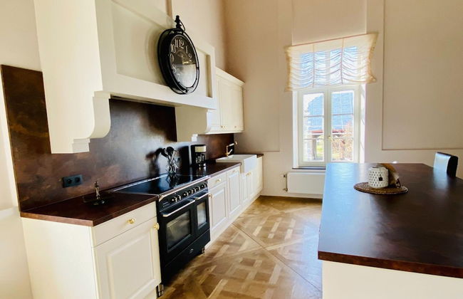 Elegant Hillside Mansion - Photo 12