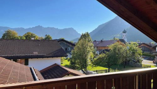 Dachgeschosswohnung mit traumhaftem Zugspitzblick bei Garmisch - Foto 1