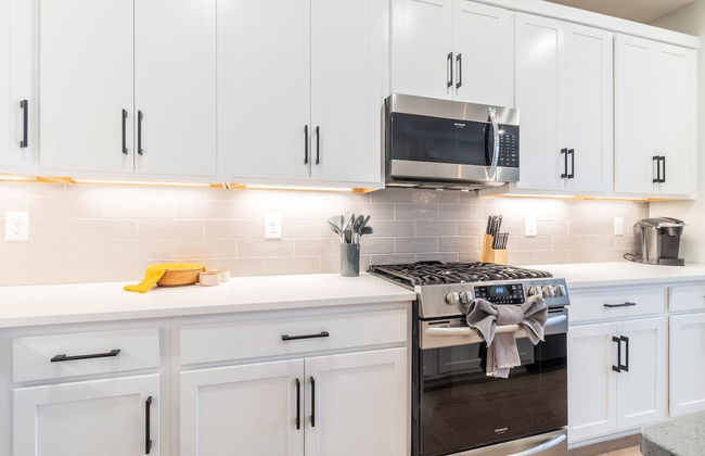 Monty by Avantstay 4bdr 4BA Balcony w Outdoor Seating 5mins to DT - Photo 11