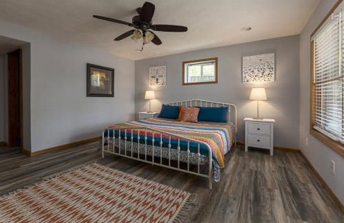 Upscale Lakefront Home w Dock & Kayaks - Photo 32