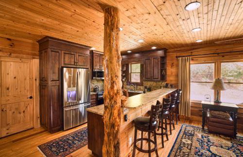 Romantic Penrose Cabin with Pond, Trails and Hot Tub - Foto 8