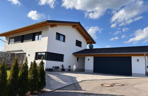 Apartment im Souterrain mit Terrasse - Foto 1