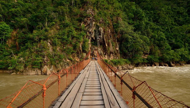 Attraversando il ponte sospeso di Kimiri