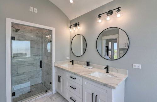 Walk to Crystal Beach Chic Family Retreat with Deck - Foto 16