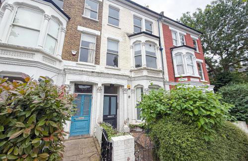 2-Bedroom flat with private patio & firepit in Shepherds Bush near Hammersmith by Staylio Ltd - Foto 38