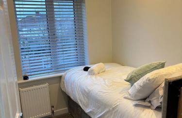 3 Bedroom home, with 4 beds, parking, walk to station & town centre families and business visitors welcome - Foto 23