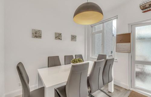 JUNGLE HOT TUB, games room, near eateries, micro brewery, pubs, beauty salons and boutique shops, Argyle, free Netflix, in the heart of Plymouth - Dogs welcome - Hosted by Absolute Accommodation Plymouth - Foto 41