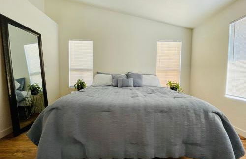 Glendale Gem with Pool & Office in Prime Location - Foto 14