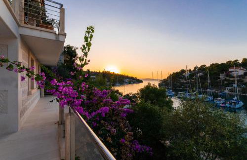 VILLA PHILIPPA - luxurious five-room villa - idyllic location - first row to the sea - spectacular view of the sea bay - unforgettable sunsets - 15 minutes from Supetar ferry port - free parking - private heated pool - Foto 12