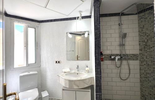 STYLISH TOWNHOUSE IN BEACHFRONT COMPLEX - Photo 28