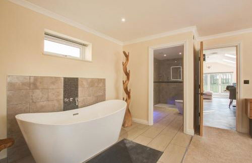 Hunters Cottage - Luxury, high end, hot hub, AC, slipper bath, couples retreat - Photo 34