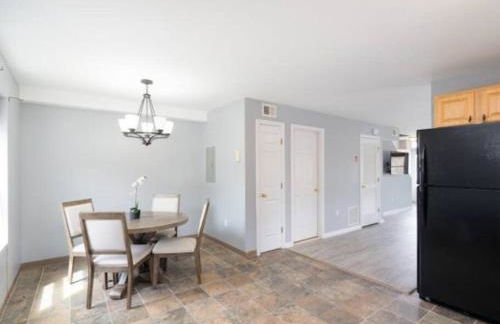 Gorgeous Waterfront 3 Bedroom, 1.5 Bathroom Unit. - Foto 10