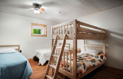 Cabin w hot tub & kayaks by river - Foto 23