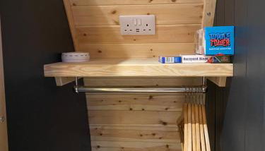Craigend Farm Holiday Pods - The Curly Coo - Foto 3, wardrobe
