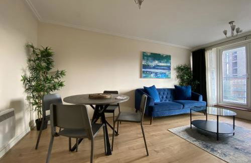 2-Bedroom Apartment with Balcony & Parking in Central Woking - Foto 1