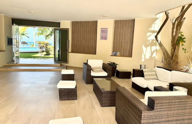 Beachfront and Ocean View Apartment - Photo 2