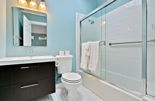 Shores Perfection - Spa, AC, Pet Friendly, Parking, Fire Pit & Massive Private Yard! - Foto 17