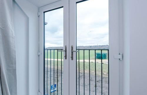 Stunning 3 Story Home, 3 x King Size Beds, Pool Table, Free Parking x2, Ping Pong - Foto 18