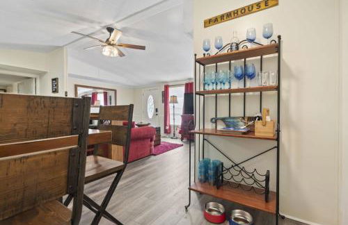 Spacious 2BR Retreat-10 minutes to the Beach! Pet Friendly! - Foto 20