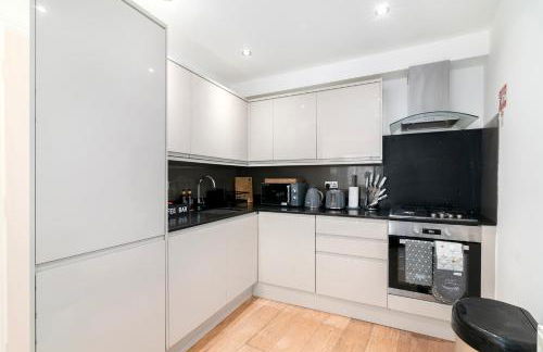 3-Bedroom House with 2 Living Rooms & Balcony near Brick Lane, London - Foto 5