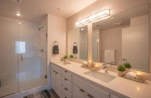 Modern 2BD DT - Balcony, Gym, W-D, Parking - Sleeps 8 - Photo 29