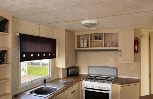 Caravan Sleeps 4 with Free Parking - Foto 8