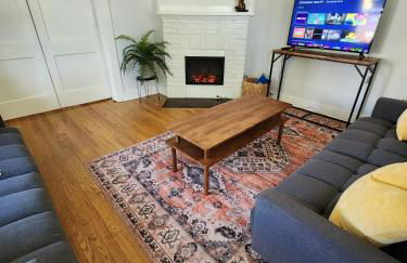 Cozy Vintage Bungalow @Mills50 District - Photo 3