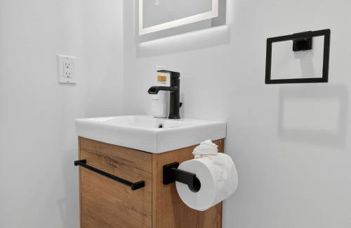 LUX Retreat Home with Yard - Foto 57