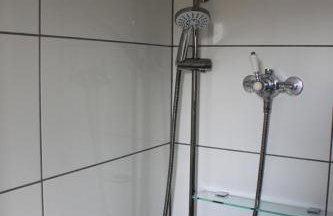 Superb Comfy 2 Bed House, Responsive & Caring Hosts Free WiFi & Parking, Close to MK Centre, Train Station, Santander, Network Rail by Webbhill Stays - Foto 15