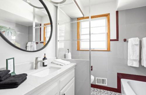 5BR 2BA Fun Family Home Sleeps 12 Pinball TVs 15m DT - Foto 19