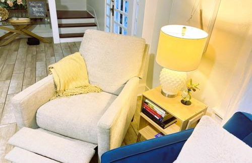 4BR Boutique Coastal Home, Walk to Beach and The Strand, Sleeps 10 - Foto 25