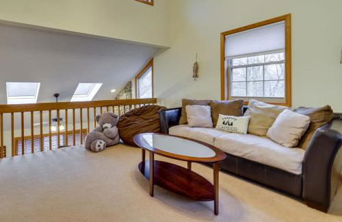 Hot Tub, Game Room! Poconos Home 22 Mi to Slopes - Foto 13