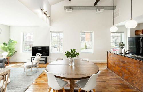 Soaring 2BR Parkside Loft Walkable to it All - Foto 17
