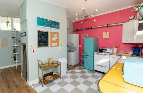 Mid-Century Modern Themed Home with Outdoor Hot Tub - Foto 57