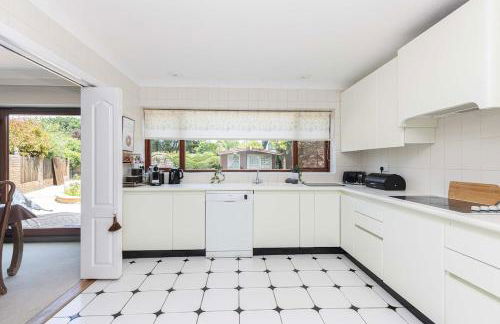 MOONGATE by BOURNECOAST - A Delightful Chalet Bungalow with a Garden and Parking - HB10672 - Foto 9