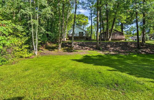 Near Snowmobiling! Carp Lake Cottage with Fire Pit - Foto 21