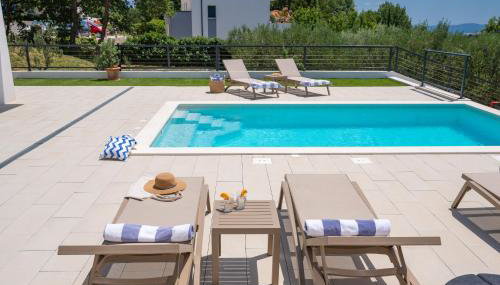 Villa Nacle with Heated Pool and Large Playground near Omis and Split - Foto 3, sunbed
