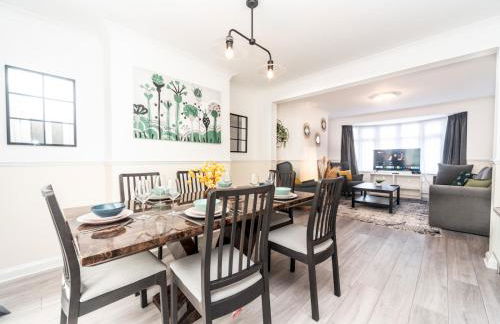 Spacious 4 Bed House Free Parking Near Station - Pass the Keys - Foto 1