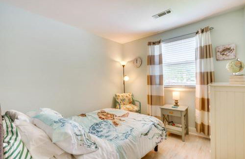 Cozy Goose Creek Escape with Patio and Grill - Foto 13