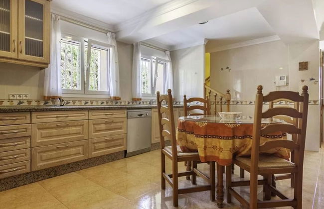 Charming Holiday Home in Calpe With Barbeque - Photo 3