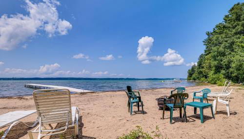 Torch Lake Getaway with Private Beach and Boat Dock! - Foto 2