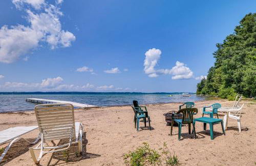 Torch Lake Getaway with Private Beach and Boat Dock! - Foto 2