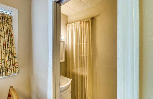 4 Mi to Rainbow Lake! Cozy Forest-View Gem with Deck - Foto 16