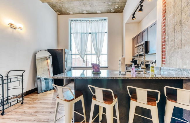 Sosuite 2BR Apt w W/d, Gym, On-site Restaurant - Photo 13